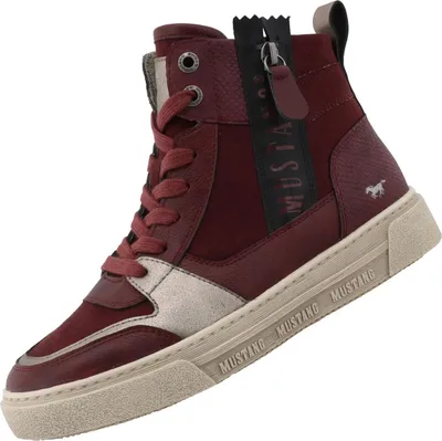 Auf dem Bild ist ein roter Freizeitschuh zu sehen der seitlich abgebildet ist. Der Schuh hat eine sportive Gestaltung mit einer robusten Sohle und einem modernen Design.