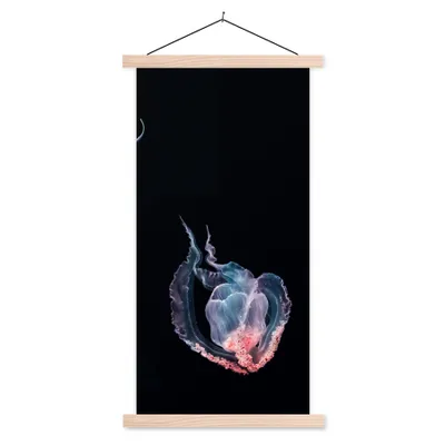 Produktbild von MuchoWow® Textilposter Quallen - Meerestiere - Schwarz 40x80 cm mit holzfarbenen Rahmen - Wohnzimmer