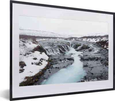 Produktbild von MuchoWow® MuchoWow® Gerahmtes Poster Wasserfall mit leuchtend blauer Farbe am Geysir in Island 40x30 cm - Poster mit zchwarzem Bilderrahmen - Bilderrahmen - Poster im Rahmen