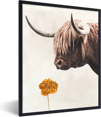 Produktbild von MuchoWow® Gerahmtes Poster Schottischer Highlander - Blume - Retro 60x80 cm - Poster mit Schwarzem Bilderrahmen Wandposter Rahmen Foto Bilder - Premium - Wanddeko Wohnzimmer