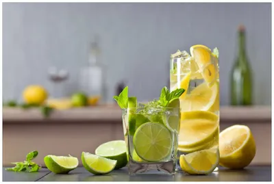 Produktbild von Wallario Wandbild aus Acryl, 90 x 60 cm, freischwebende Optik - Cocktails mit Limetten und Zitronen