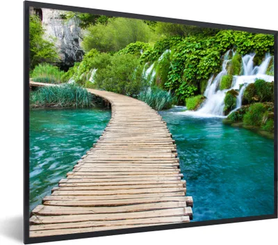 Produktbild von MuchoWow® Gerahmtes Poster Brücke - Wasser - Pflanzen - Wasserfall - Grün 40x30 cm - Poster mit Schwarzem Bilderrahmen Wandposter Rahmen Foto Bilder - Kunstposter - Wanddekorationen