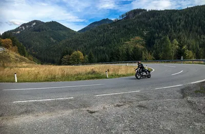 Produktbild von Jochen Schweizer Motorradtraining Ilz; Erlebnis verschenken oder selbst erleben; Gutschein gültig für 1 Person Gruppengröße: 4-6 Personen