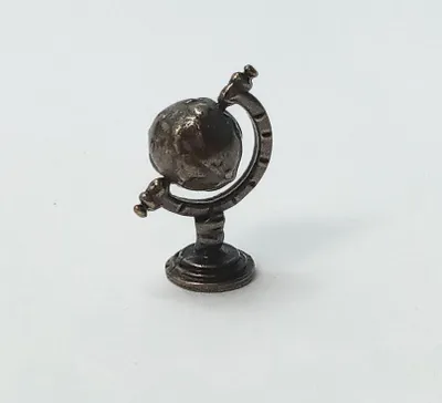 Produktbild von Miniatur Globus aus Metall. Für 1:12 Puppenhaus. Puppenstube 2 cm hoch.
