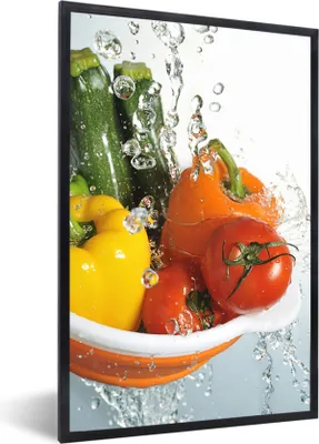 Produktbild von MuchoWow® MuchoWow® Gerahmtes Poster Gemüse - Wasser - Sieb 60x90 cm - Poster mit zchwarzem Bilderrahmen - Kunst