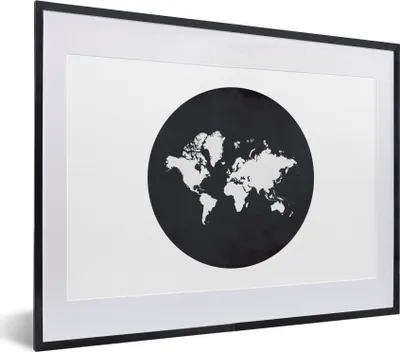 Produktbild von MuchoWow® MuchoWow® Gerahmtes Poster Weltkarte - Schwarz und weiß - Kreis 40x30 cm - Poster mit zchwarzem Bilderrahmen - Bilderrahmen - Poster im Rahmen