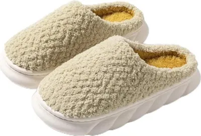 Paar beige flauschige Schlupf-Hausschuhe mit senfgelbem Innenfutter und weißen Sohlen