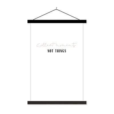 Produktbild von MuchoWow® Textilposter Text - Momente sammeln, nicht Dinge - Zitate 40x60 cm mit schwarzem Rahmen - Wanddekorationen