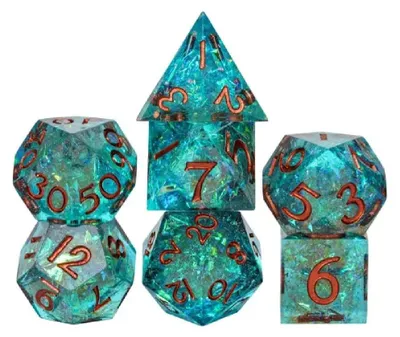 Produktbild von Lapi Toys DnD Sharp Edge Würfelset Seaglass Shimmer – 7 scharfkantige RPG Würfel aus Resin – Grün