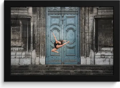 Produktbild von MuchoWow® MuchoWow® Gerahmtes Poster Tanzende Ballerina vor einer Tür 30x20 cm - Poster mit zchwarzem Bilderrahmen - Kunstdruck - Bild-Poster