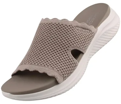 Das Bild zeigt einen flachen Schuh in einem hellen Beigeton. Der Schuh ist von der Seite aufgenommen und hebt die elegante Form sowie das schlichte Design hervor.