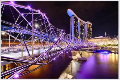 Produktbild von Wallario Wandbild Helix-Brücke in Singapur bei Nacht, Größe: 61 x 91,50 cm, Poster mit weißem Aluminiumrahmen