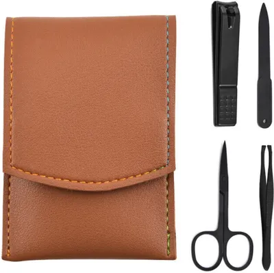 Produktbild von Reise Maniküre Set 4-teilig Braun mit Nagelknipser, Schere, Pinzette und Feile im praktischen Reiseetui