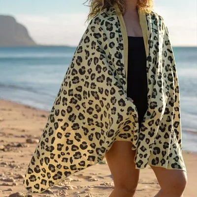 Produktbild von Unyqoos® Ultraleichtes schnelltrocknendes Mikrofaser-Strandtuch 90 x 180 cm · Sandfrei, saugfähig – modisches Leopardenmuster