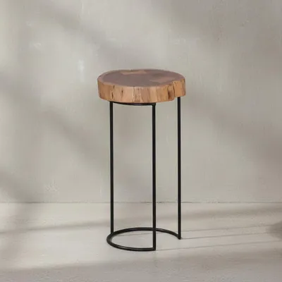 Produktbild von Beistelltisch "Indi" Massivholz: Baumstamm-Tischplatte, Metallgestell, Landhausstil, handgefertigt. Beige, 28x28x55 cm | Kadima Design