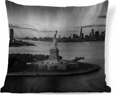 Produktbild von MuchoWow® Zierkissen Sofakissen Wohnzimmer Dekokissen 45x45 cm Freiheitsstatue und Skyline von New York City - schwarz und weiß - Schlafpolster - Polster für das Sofa