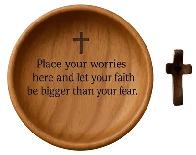 Produktbild von Rustikale Gebetsschale aus Holz im Landhausstil, handgefertigt mit Bibelversen, runde, dekorative Schale für Segenssprüche, religiöses christliches Geschenk