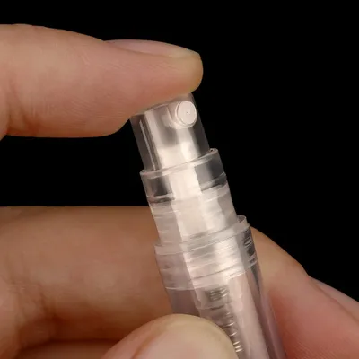 Produktbild von Mini-Sprühflasche 100 Stück 3 ml - Nachfüllbarer Kunststoffzerstäuber - Transparente Kunststoffsprühflasche - Parfümzerstäuber für Reisen - Lotion & Parfüm - Praktische Größe