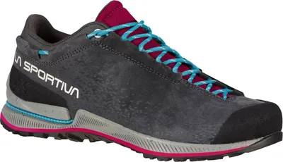 Schwarz-lila Damen Zustiegsschuh "TX2 Evo Leather Woman" von La Sportiva mit blauen Schnürsenkeln.