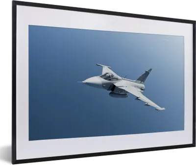 Produktbild von MuchoWow® Gerahmtes Poster Ein weißer Jet in einem blauen Himmel 60x40 cm - Poster mit Schwarzem Bilderrahmen Wandposter Rahmen Foto Bilder - Schlafzimmer - Plakat in Rahmen - Drucken