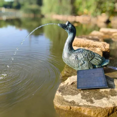 Produktbild von Gans Wasserspeier solarbetrieben – Teichfigur mit Solarpumpe & Wasserspiel – Gartendeko aus Polyresin in Bronze-Optik – 29× 14 × 30 cm – Solarteichfigur für Gartenteich & Wasserlauf