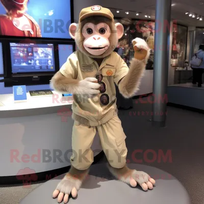 Produktbild von Beiger REDBROKOLY Affen Maskottchen Kostüm charakter gekleidet mit einem Grafik-T-Shirt und Armbanduhren