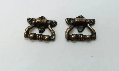 Produktbild von 2 St Mini-Möbelgriff, Metall messingfarig. Für 1:12 Puppenstuben. 0,8x0,8cm