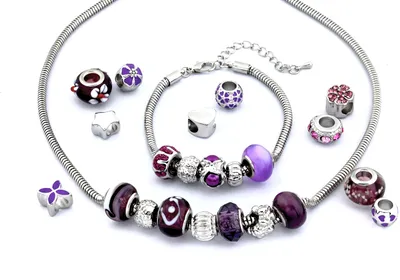 Produktbild von VALIOSA Mode-Schmuck Adventskalender mit Halskette, Armband + 22 individuelle Perlen-Anhänger aus Glas & Metall, das besondere Geschenk für Mädchen & Frauen, lila, 24-teilig (1 Set)