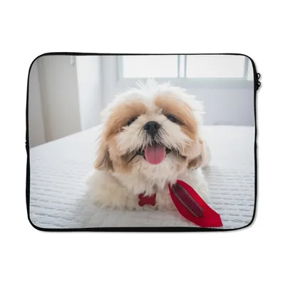 Produktbild von MuchoWow® Laptop Hülle 15 Zoll Ein Shih Tzu Hund liegt auf einem weißen Bett Laptoptasche - Laptoptasche - Sleeve - Rundum-Schutz