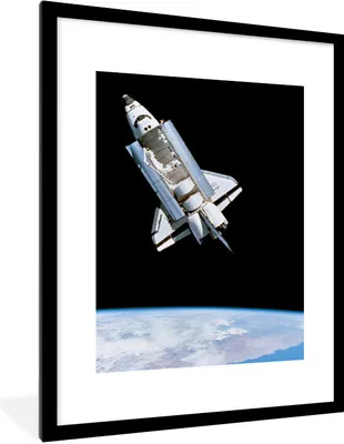 Produktbild von MuchoWow® Gerahmtes Poster Eine Raumfähre schwebt im Universum 60x80 cm - Poster mit Schwarzem Bilderrahmen Wandposter Rahmen Foto Bilder - Wohnzimmer - Dekorationen - Prämie