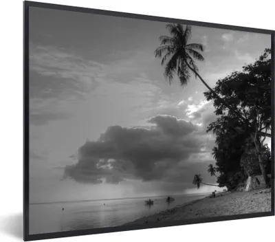Produktbild von MuchoWow® MuchoWow® Gerahmtes Poster Sonnenuntergang über dem Strand von Mo'orea in schwarz-weiß 40x30 cm - Poster mit zchwarzem Bilderrahmen - Kunstposter - Wanddekorationen