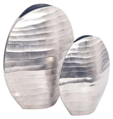 Zwei silberne Vasen im Vase 2er Set Aluminium Silber mit strukturiertem Wellenmuster in Gesamtansicht.