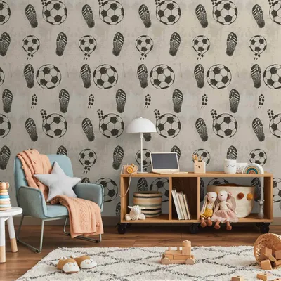Productafbeelding van Vliesbehang - Sporen en Ballen - Zwart-wit voetbalmotieven op een beige achtergrond. 50x1000 cm. Geschikt voor kinderen. Artikelnummer: e-H-10001-j-a