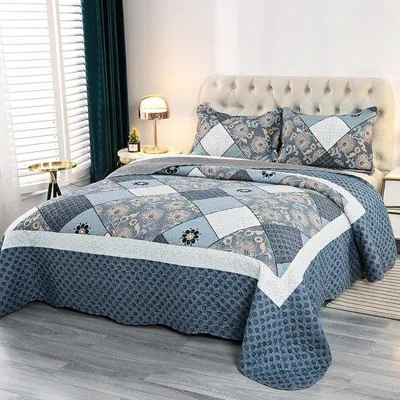 Produktbild von Unyqoos® Bettüberwurf 240 x 260 cm – Patchwork Mikrofaser Tagesdecke, dünne Winterdecke, wendbar, blau mit Blumenmuster für Doppelbett & Boxspring