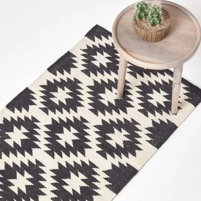 Produktbild von HOMESCAPES Handgewebter Kelim-Teppich Zürich aus Baumwolle mit geometrischem Muster in Schwarz-Weiß, 66 x 200 cm
