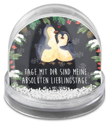 Produktbild von Mr. & Mrs. Panda Weihnachts Schneekugel Pinguin umarmen - Kreidetafel - Geschenk, Weihnachten, Große, Liebe, Hochzeitsgeschenk, Umarmung, schnee kugel, dekoartikel