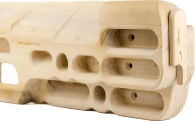 Das VerticalBoard EVO von YY Vertical; ein Trainingsboard aus Holz mit verschiedenen Griffen für das Klettern.