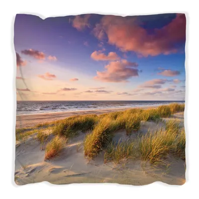 Produktbild von Wallario Premium Kissen, weiche Oberfläche, mit Motiv Abendspaziergang am Strand - Sonnenuntergang über dem Meer, Größe: 30 x 30 cm, mit weißer Rückseite