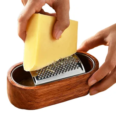 Imagen del producto de Rallador de queso manual con recipiente de madera