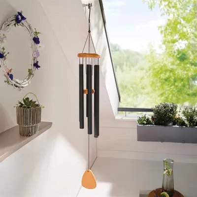Produktbild von Windspiel "Harmonie" aus Metall schwarz & Pinienholz, Klangspiel hängend