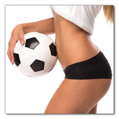 Produktbild von Wallario selbstklebende Möbelfolie/ Tischdecke für Innen und Außen, Größe: 100 x 100 cm - Fußball - sexy Frau mit einem Fußball