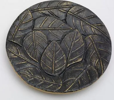Produktbild von Kerzenteller, Dekoteller aus Alu in Blätterstruktur schwarz/gold, Ø 14 cm