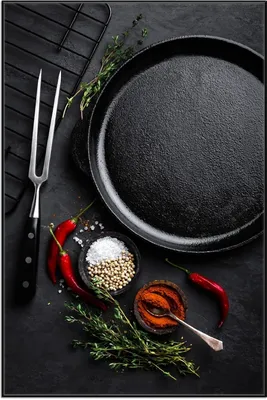 Produktbild von Wallario Wandbild Chili und Pfeffer - Gewürze neben einer Eisenpfanne, Größe: 61 x 91,50 cm, Poster mit schwarzem Aluminiumrahmen