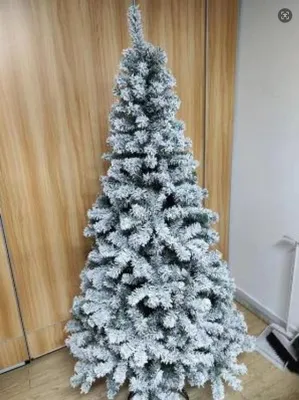 Image de Arbre de Noël artificiel enneigé, 185 cm (6 pieds), avec un feuillage dense de sapin/épicéa, éclairage LED et extrémités des aiguilles enneigées. Montage à charnières, avec un pied en métal