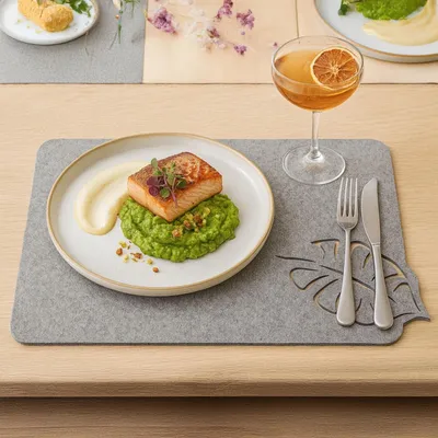 Produktbild von 4-Teiliges Set aus Filz Tischuntersetzer, Platzset Tischmatte, Tischunterlagen, Platzdeckchen abwaschbar Filzmatte (Rechteck, Blume Grau)