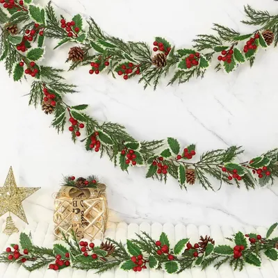 Image de Guirlande artificielle de 2 mètres, ornée de cônes de pin et de baies, idéale pour la décoration de Noël
