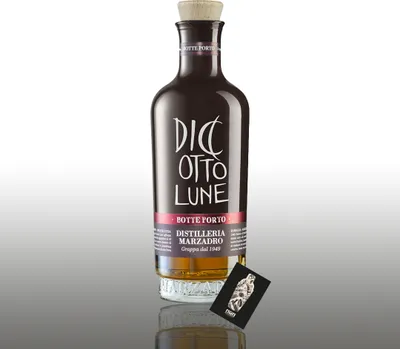 Produktbild von Marzadro Diciotto Lune Grappa Riserva Botte Porto 0,7l 42% Vol. inkl. Geschenkbox - [Enthält Sulfite]