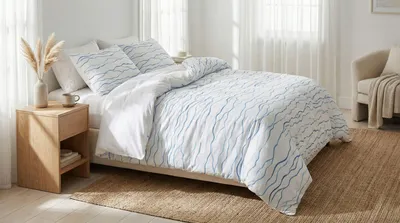 Produktbild von L'Essentiel Linge de Maison, XXL Bettwäsche Set (1 Stück), 155 x 220 cm, 70% Baumwolle / 30% Polyester, Maschinenwaschbar, mit Knopf- und Umschlagverschluss, Weiß, Blau, Hellblau, Elegantes Design.