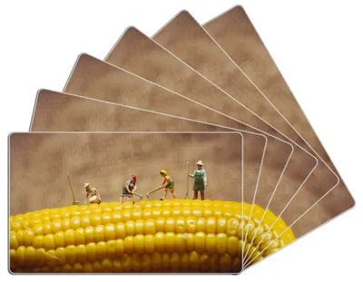 Produktbild von Wallario Frühstücksbrettchen 6er Set aus Glas, je 14 x 23 cm, mit rutschfesten Füßen, Motiv Lustige Bauernfiguren auf einem Maiskolben beim Arbeiten