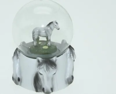 Produktbild von Glitzerkugel Pferd, weiß, 6 cm, Schneekugel Tier Tiere Schneekugeln Pferde Pony